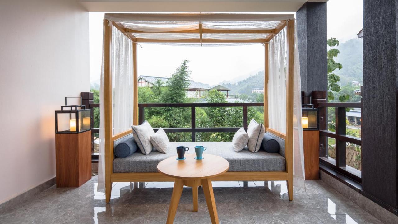 Howard Johnson Huashuiwan Hot Springs Resort Chengdu Esterno foto