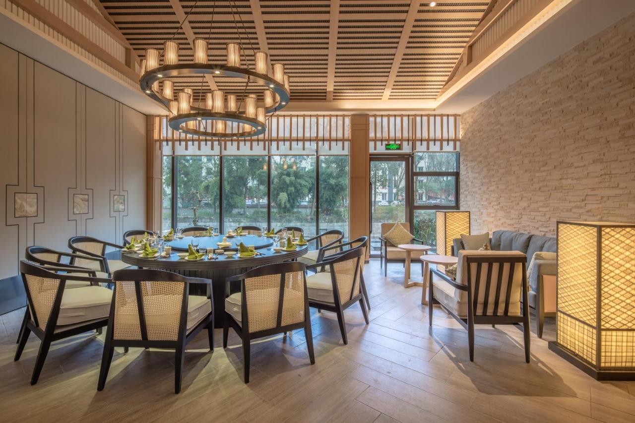 Howard Johnson Huashuiwan Hot Springs Resort Chengdu Esterno foto