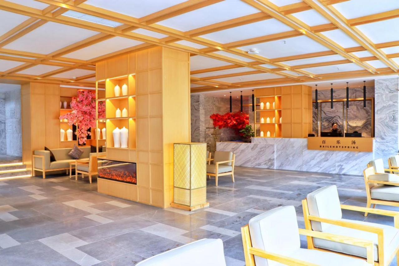 Howard Johnson Huashuiwan Hot Springs Resort Chengdu Esterno foto